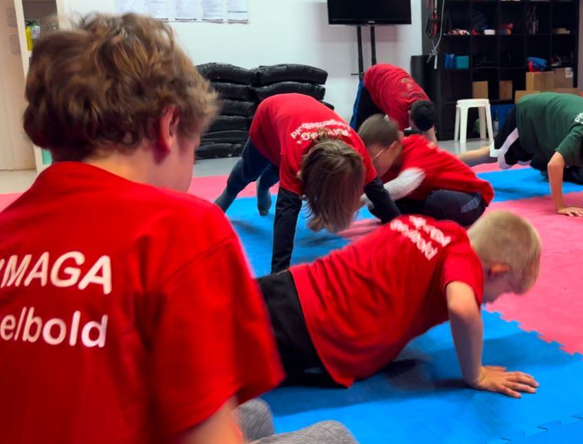 Kinder beim Training in der Halle
